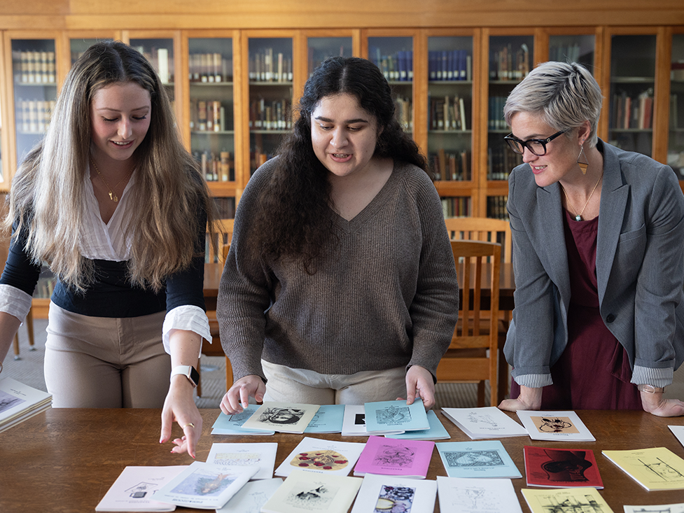 From left to right: Maddie Moran ’24, Natalia Cantu ’24, and Associate Professor Kirstyn Leuner. Photos by Jim Genshimer.