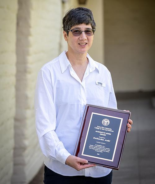 Kathy Aoki with her award