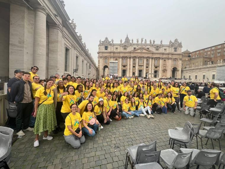 A crowd of yellow shirts in Saint Peters square