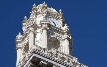Beaux-Arts style cupola and clock tower of the Oakland City Hall, California. Photo by Almonroth and reused under the Creative Commons Attribution-Share Alike 3.0 Unported license. image link to story