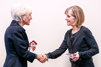 Juli Betwee and Jan Sola shaking hands