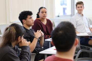 Students in new pilot course Foundations of Leadership