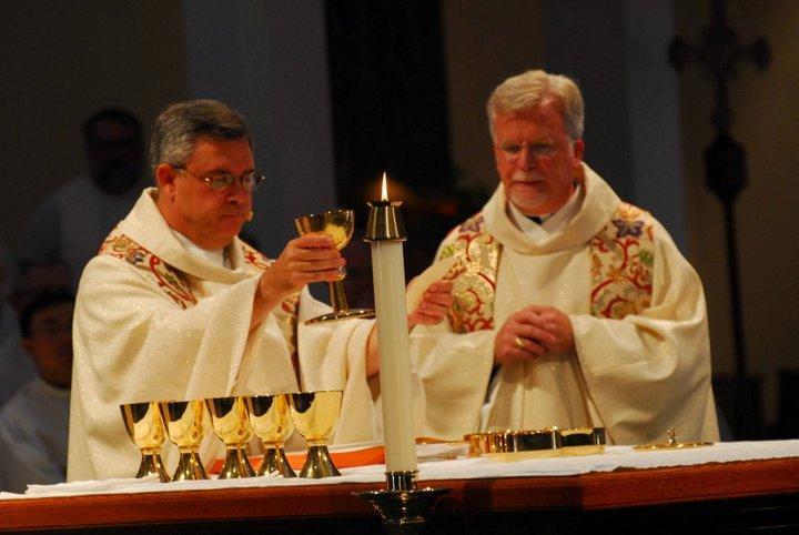 Jesuits celebrating mass link to Jesuits USA