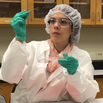 Laura Rivas Yepes, M.S. 20 in a bioengineering lab