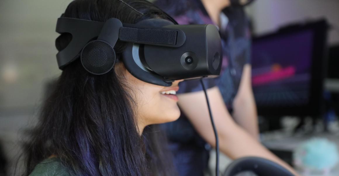 A student trying VR in the imaginarium