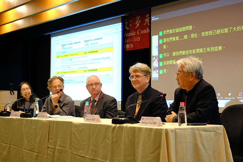 David Gray, second from right, speaking in the concluding Roundtable Forum.
