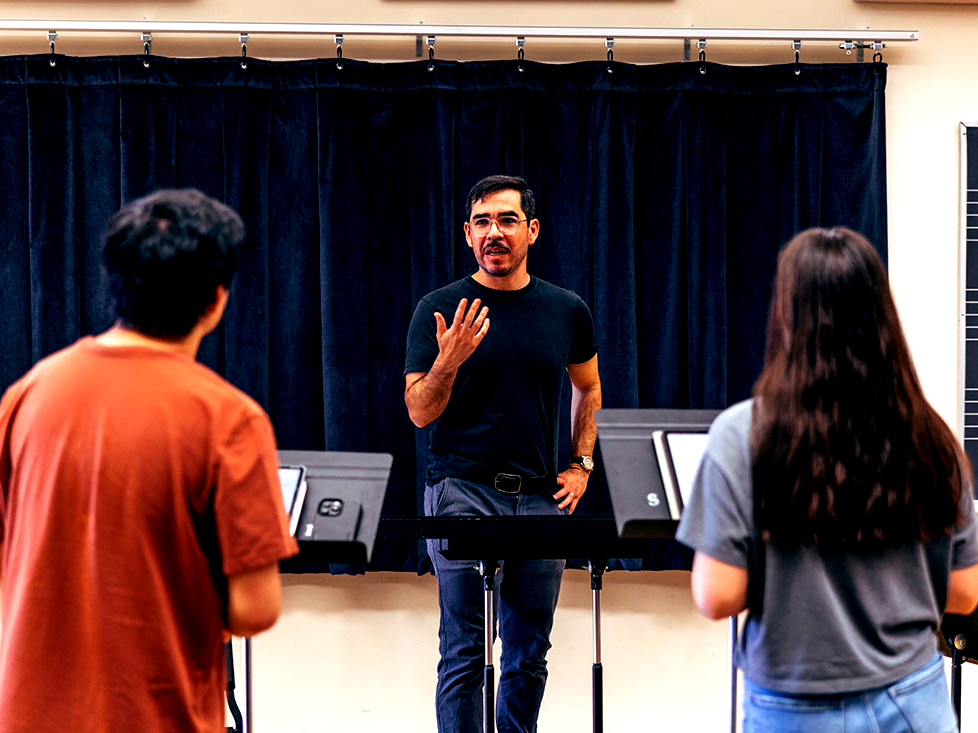 Nicolás Lell Benavides ’10 working with students.