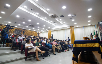 Brian Green speaking about AI to a student and faculty audience at UNAM in Mexico. Photo by Mario Valencia_UNAM (cropped) and used with permission.