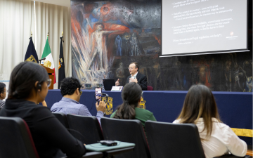 Brian Green speaking to student audience at UNAM about artificial intelligence. Photo by Mario Valencia_UNAM (cropped) and used with permission