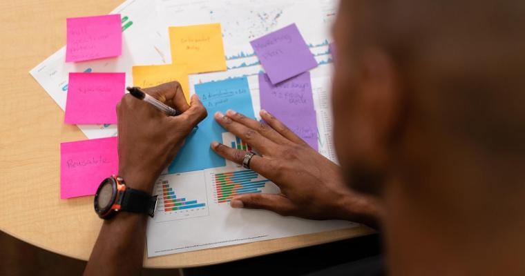 Student studying with bright colored note cards image link to article